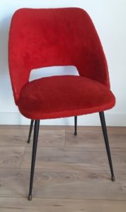 Chaise moumoute rouge